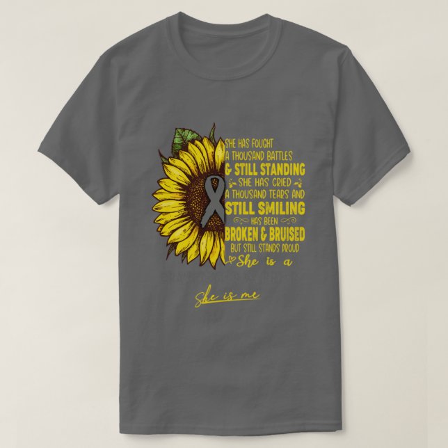Camiseta Conciencia sobre los tumores cerebrales Ella es un (Diseño del anverso)