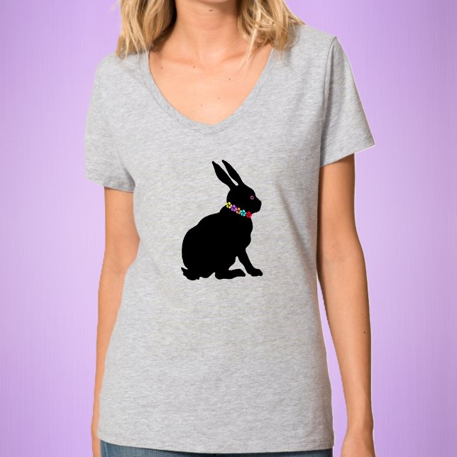Camiseta Conejito negro de bonito con flores (Sitting black silhouette rabbit wearing collar of flowers on neck on womans tee shirt for Easter.)