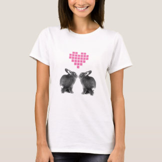 Camiseta Conejitos lindos con el corazón rosado del pixel
