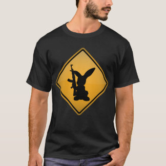 Camiseta Conejo con la señal de peligro del arma