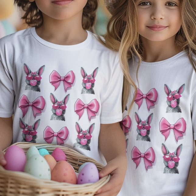 Camiseta Conejo de Coquette con Goma de gafas de sol y Bow  (Coquette easter bunnies with pink bubble gum and bows. )
