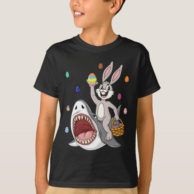 Camiseta Conejo de Pascua Montando Tiburón Diversión Huevos (Anverso)