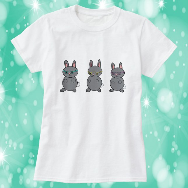 Camiseta Conejos grises con lentes (A shirt with three gray bunny rabbits wearing glasses)