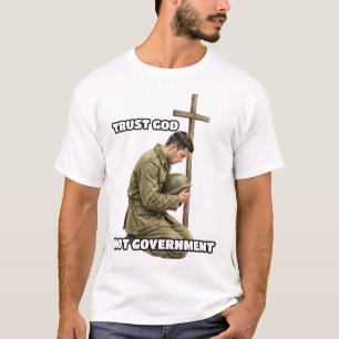 Camiseta Confía en Dios No en el Gobierno Soldado Rezando C