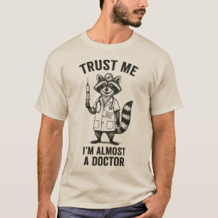 Camiseta Confía en mí, casi soy médico - Mapache divertido