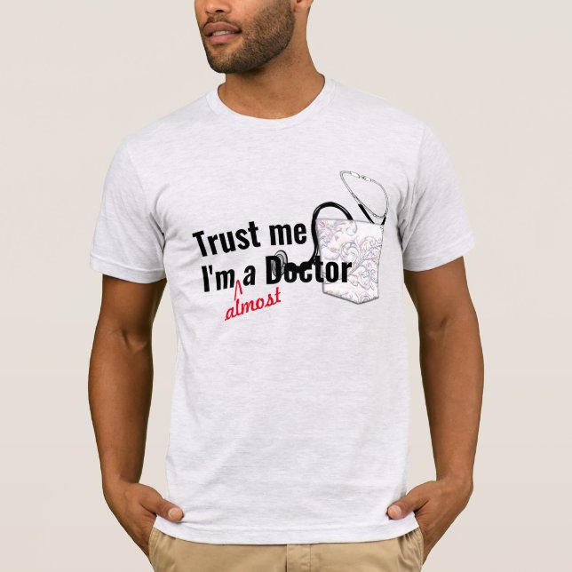 Camiseta confía en mí casi un médica de salud médica divert (Anverso)