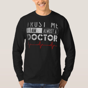 Camiseta Confía en mí que soy casi un estudiante de medicin