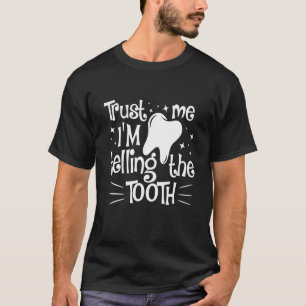 Camiseta Confía en mí y le digo a la asistenta del denal de