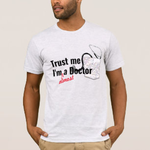 Camiseta confíe en mí casi un juego de palabras de salud 