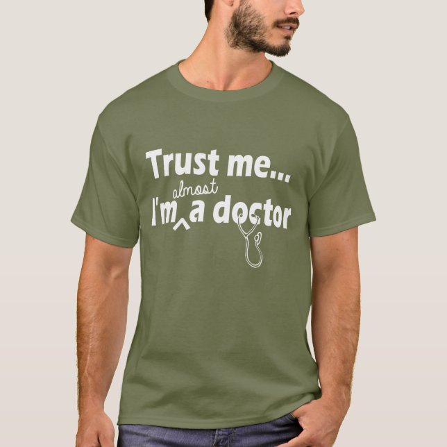 Camiseta confíe en que yo casi es médico (Anverso)