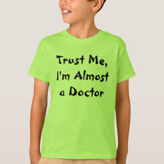 Camiseta Confíeme en, yo casi son un médico