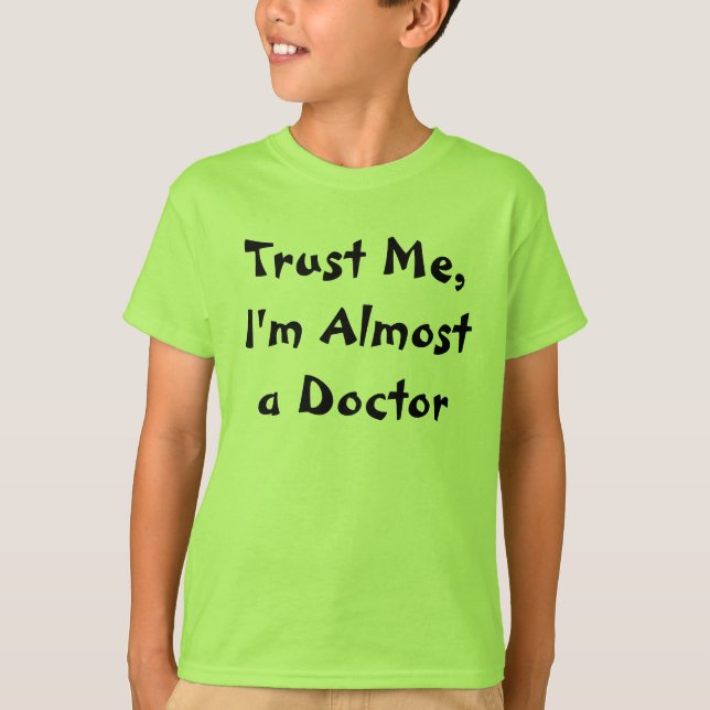 Camiseta Confíeme en, yo casi son un médico (Anverso)