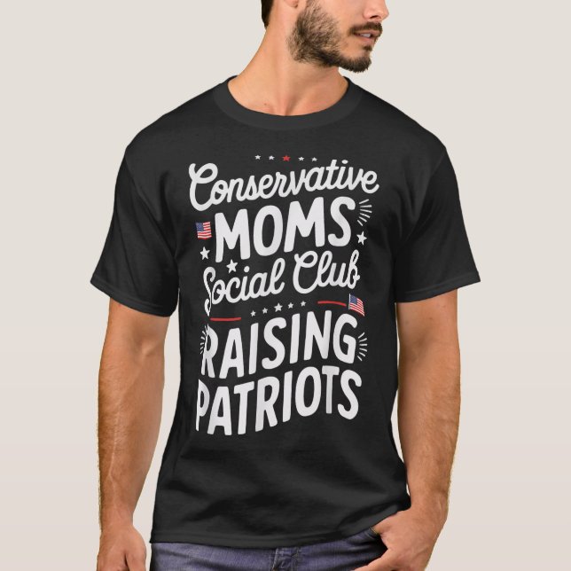 Camiseta Conservative Moms Social Club Raising Patriots  (Anverso)