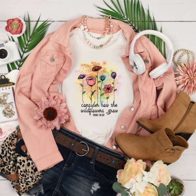 Camiseta Consideremos cómo crecen las flores silvestres (Subido por el creador)