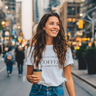 Camiseta Construido De Café Y Ambición Motivación Minimalis
