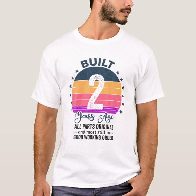 Camiseta Construido Hace 2 Años Todas Las Piezas Original V (Anverso)