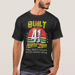 Camiseta Construido Hace 41 Años Todas Las Partes Siguen Fu
