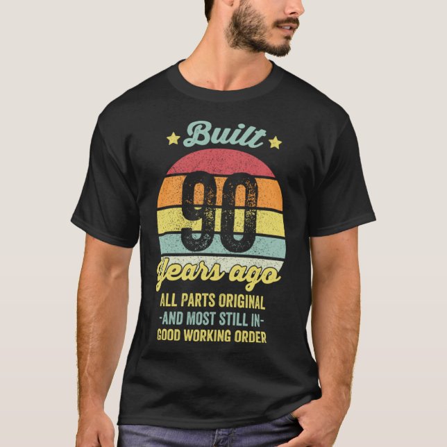 Camiseta Construido hace 90 años, todas las partes nacen 90 (Anverso)