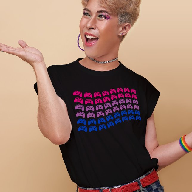Camiseta Controladoras de videojuegos con bandera de orgull (Mockup of t-shirt on an LGBT youth. Photo by our-team on Freepik)