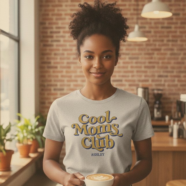 Camiseta Cool Moms Club Bold Motherhood Blue Yellow Text (Subido por el creador)