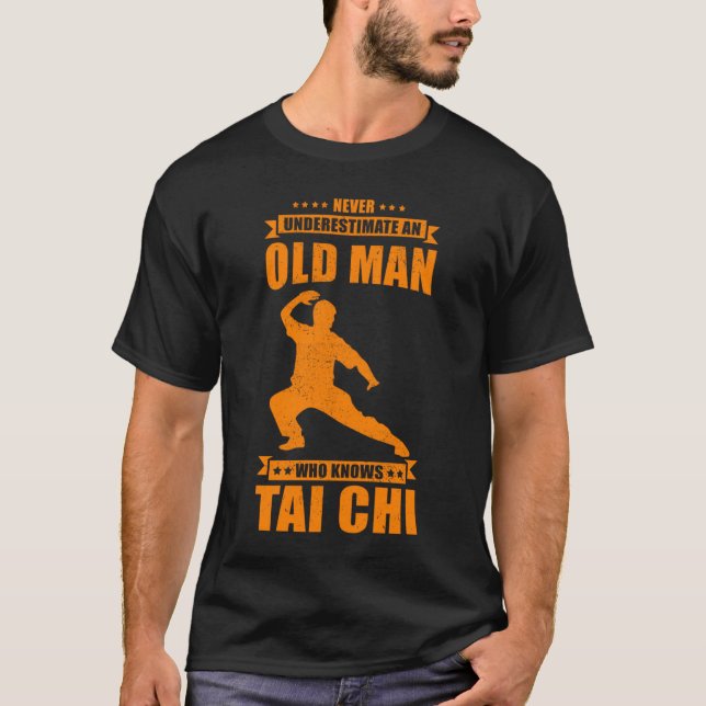 Camiseta Cool Tai Chi  For Men  Never Underestimate Old Man (Anverso)