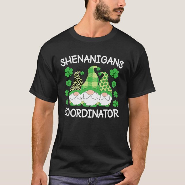 Camiseta Coordinador de Shenanigans St Patrick s Day Gnomes (Anverso)