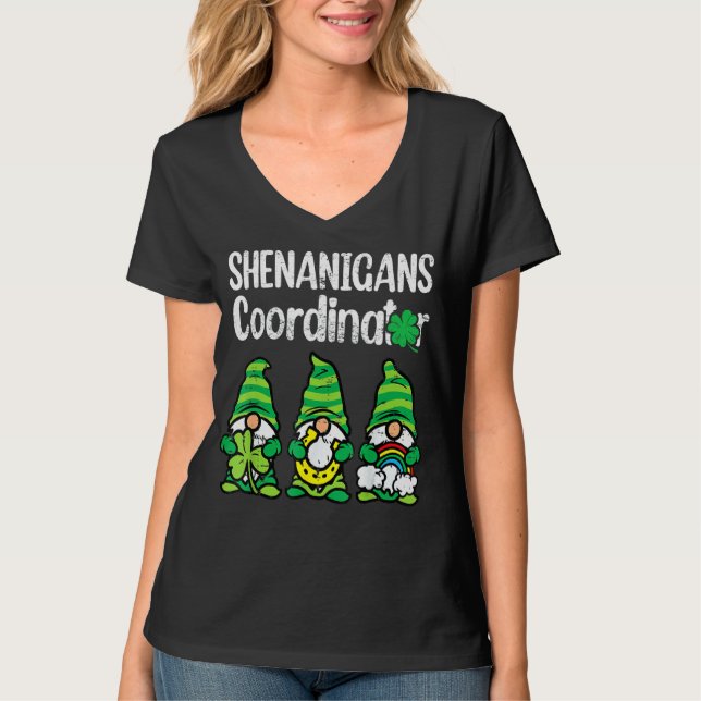 Camiseta Coordinador de Shenanigans St Patricks Day Gnomes  (Anverso)