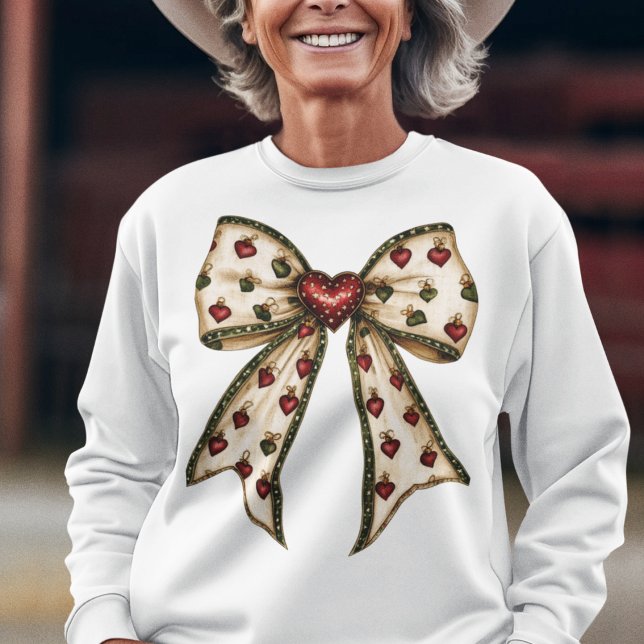 Camiseta Coqueta de época con adornos de vacaciones muy fin (Holiday coquette bow with hearts and holiday ornaments on a ladies long sleeve )