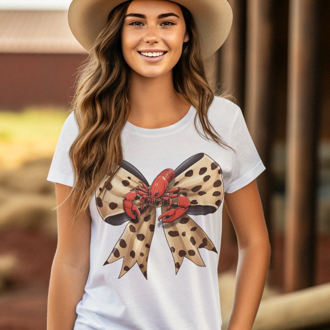 Camiseta Coquette Bow de crustáceos y leopardo (Perfect for mudbug season.  Cute crawfish sitting on top of a coquette leopard bow on a women's tee.)