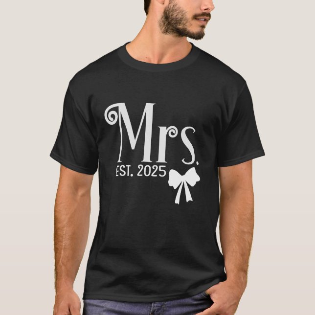 Camiseta Coquette de arco rosa Sra. Est 2025 Esposa Boda Sr (Anverso)