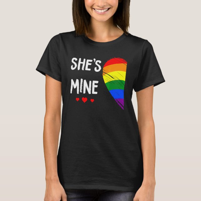 Camiseta Corazón de pareja de lesbianas: ella es gay mío Tr (Anverso)