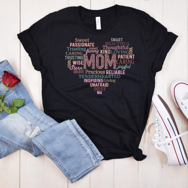 Camiseta Corazón en forma de dejar las afirmaciones de mamá (Heart Shaped Lettering Mom's Affirmations T-Shirt surrounded with a jeans a red rose and shoes.)