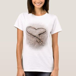 Camiseta corazón en la arena