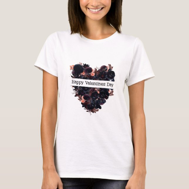 Camiseta Corazón gótico hecho de flores negras. El romance  (Anverso)