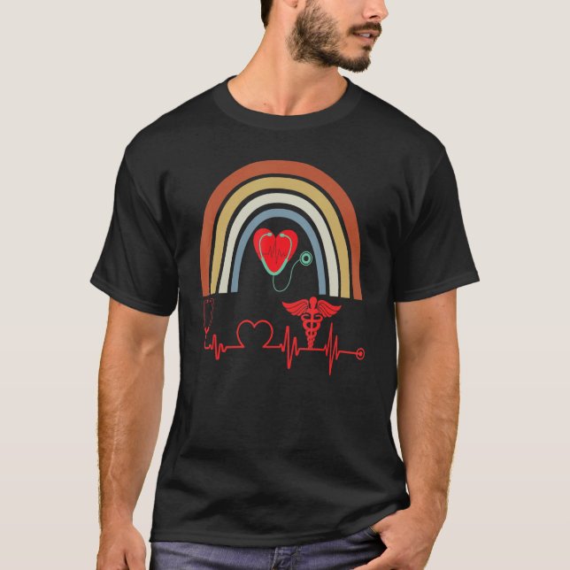 Camiseta Corazón Rojo Golpeando Enfermera Cardiaca Estetosc (Anverso)