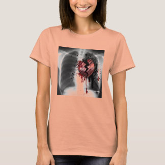 Camiseta corazón sangrante por Lola B...
