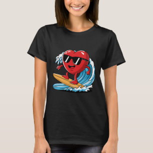 Camiseta Corazón Surfista Montando Tabla de Surf Día de San