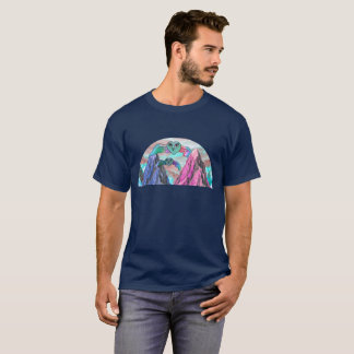 Camiseta Corazón Surrealista de Búho Volando Sobre Rosa y C