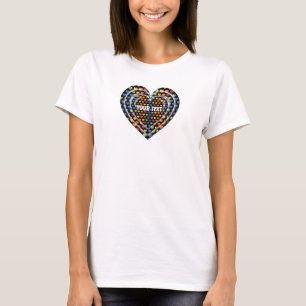 Camiseta Corazones de Arcoíris Minimalista Elegante