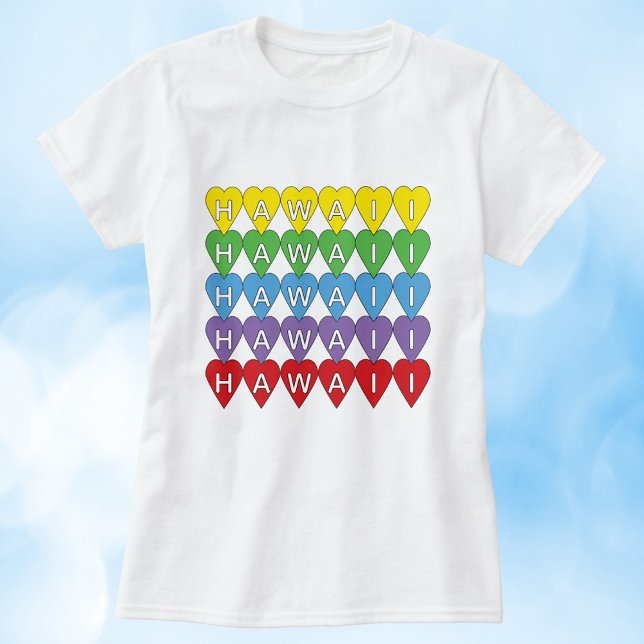Camiseta Corazones del arco iris de Hawái (A tshirt with a rainbow heart pattern that spells Hawaii.)