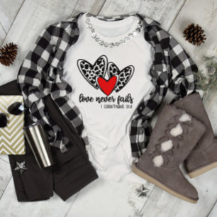 Camiseta Corazones El amor nunca falla