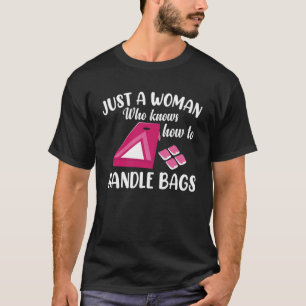 Camiseta Cornhole, una mujer que sabe manejar bolsas