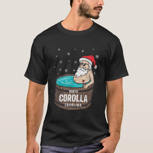 Camiseta Corolla Nc Vacationing Santa Hot Tub (Anverso)