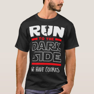 Camiseta Corre a lado oscuro tenemos galletas