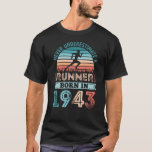 Camiseta Corredora nacida en 1943 80th Birthday Gift Runnin<br><div class="desc">Nunca subestimes a un Runner nacido en 1943. Ideal regalo vintage de cumpleaños número 80 para los aficionados a las carreras de 80 años. A los hombres y mujeres que les encanta correr y correr les encantará esto para el día del padre o los navidades.</div>