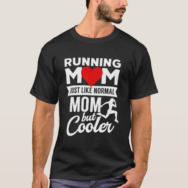 Camiseta Corriendo A Mamá Como Una Mamá Normal Pero Fría (Anverso)
