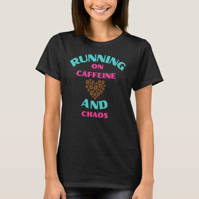 Camiseta Corriendo con Cafeína y Caos (Anverso)