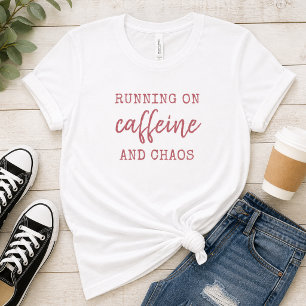 Camiseta Corriendo con Cafeína y Caos