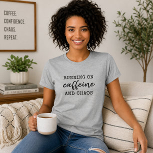 Camiseta Corriendo con Cafeína y Caos