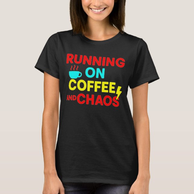 Camiseta Corriendo con Cafeína y Caos (Anverso)